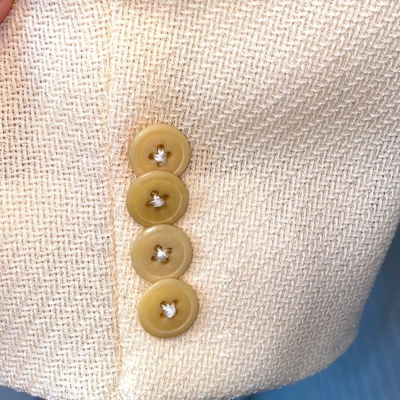 Emanuel Ungaro creme textured wool blazer. Front button closure. Size 8. - Picture 7 of 8